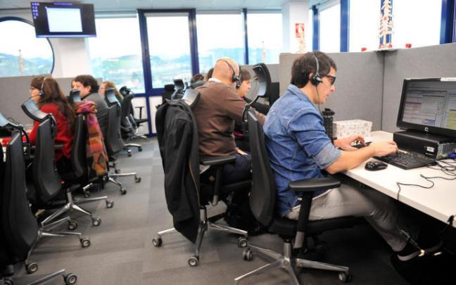 Imagen de personas trabajando en el servicio de teleasistencia. Imagen de personas trabajando en el servicio de teleasistencia.
