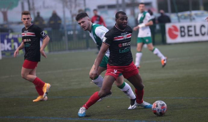 Un jugador del Pamplona trata de robar el balón a Rome, atacante del Beti Kozkor.
