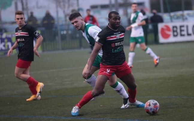 Un jugador del Pamplona trata de robar el balón a Rome, atacante del Beti Kozkor.