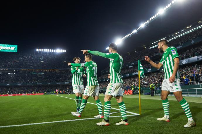 Los jugadores del Betis celebran un gol al Alavés en el Villamarín, este martes.