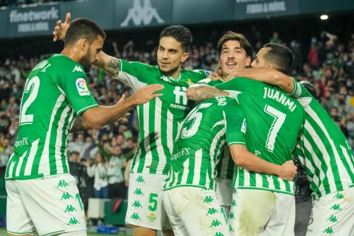 Los jugadores del Betis celebrando los goles de la victoria en Liga ante la Real