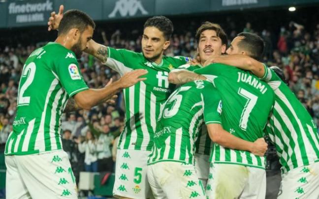 Los jugadores del Betis celebrando los goles de la victoria en Liga ante la Real Los jugadores del Betis celebrando los goles de la victoria en Liga ante la Real