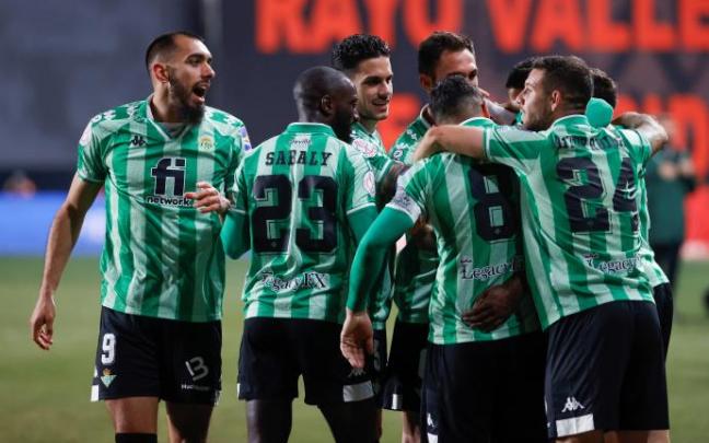 Los jugadores del Betis celebran el gol de la victoria