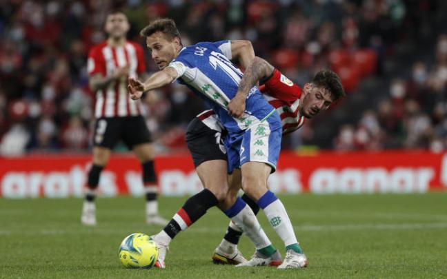 Sergio Canales trata de zafarse de Unai Vencedor en el duelo de ida jugado en San Mamés.