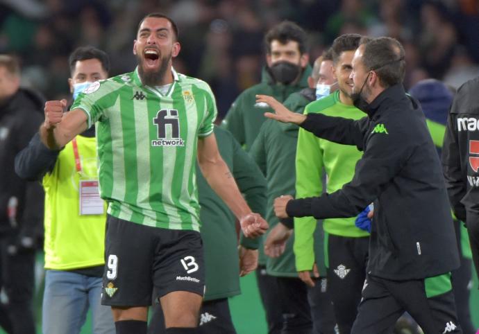 Borja Iglesias celebra el gol que metió al Betis en su quinta final de Copa.