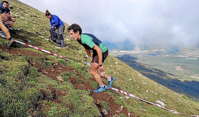 Mikel Beunza, corredor de Alkotz, en la ascensión al monte Beriáin.