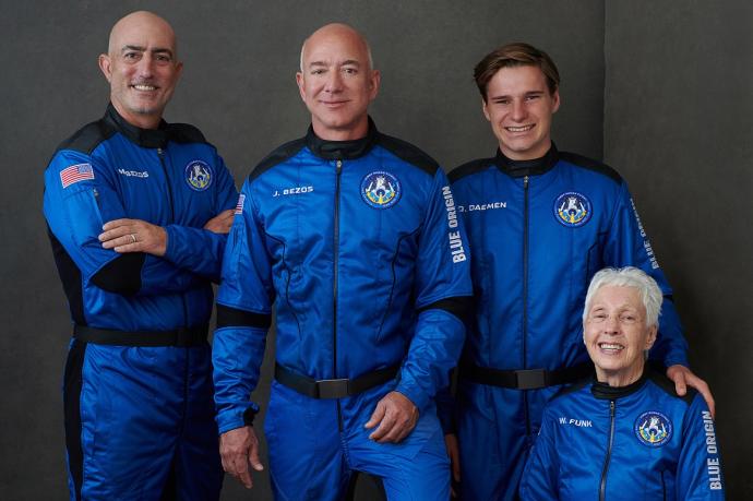 Jeff Bezos junto a otros miembros de la tripulación de New Shepard.