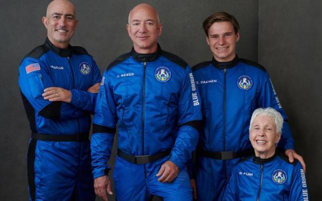 Jeff Bezos junto a otros miembros de la tripulación de New Shepard. Jeff Bezos junto a otros miembros de la tripulación de New Shepard.
