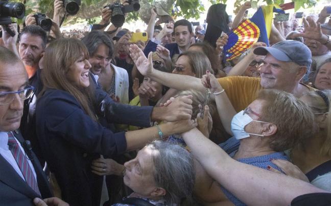 Laura Borràs agradeció el apoyo que le brindaron ayer jueves decenas de simpatizantes independentistas a las puertas del Parlament. Laura Borràs agradeció el apoyo que le brindaron ayer jueves decenas de simpatizantes independentistas a las puertas del Parlament.