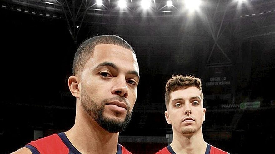 Thompson y Hommes, serios ante la cámara.