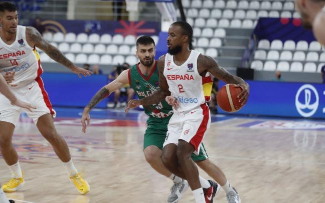 Lorenzo Brown (d) ante el búlgaro Stanimir Marinov durante el partido. Lorenzo Brown (d) ante el búlgaro Stanimir Marinov durante el partido.