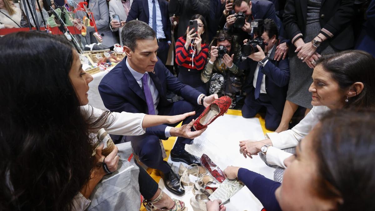 Pedro Sánchez, en el stand de La Rioja, que ha recibido el premio al mejor stand de Fitur