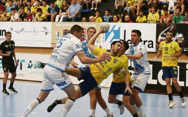 Azkue intenta un lanzamiento a portería, en el partido disputado en Artaleku contra el Cangas. Azkue intenta un lanzamiento a portería, en el partido disputado en Artaleku contra el Cangas.
