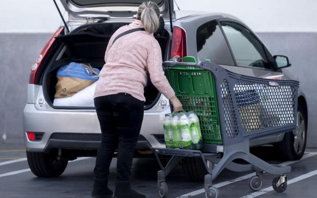 La cesta de la compra es una de las acciones en la que más se está apreciando el fuerte impacto que está suponiendo la inflación en las familias, con una gran subida de productos de marca blanca en las grandes cadenas. La cesta de la compra es una de las acciones en la que más se está apreciando el fuerte impacto que está suponiendo la inflación en las familias, con una gran subida de productos de marca blanca en las grandes cadenas.