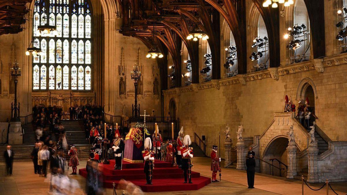 El féretro de Isabel II ya se encuentra en la capilla de Westminster.