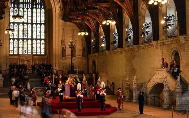 El féretro de Isabel II ya se encuentra en la capilla de Westminster. El féretro de Isabel II ya se encuentra en la capilla de Westminster.