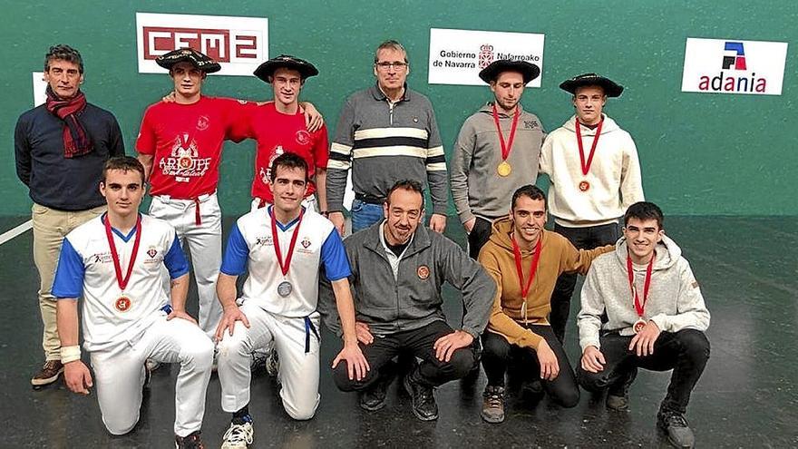 Campeones y finalistas de Primera y de Segunda, posando ayer con sus txapelas y medallas. | FOTO: F. REMONTE