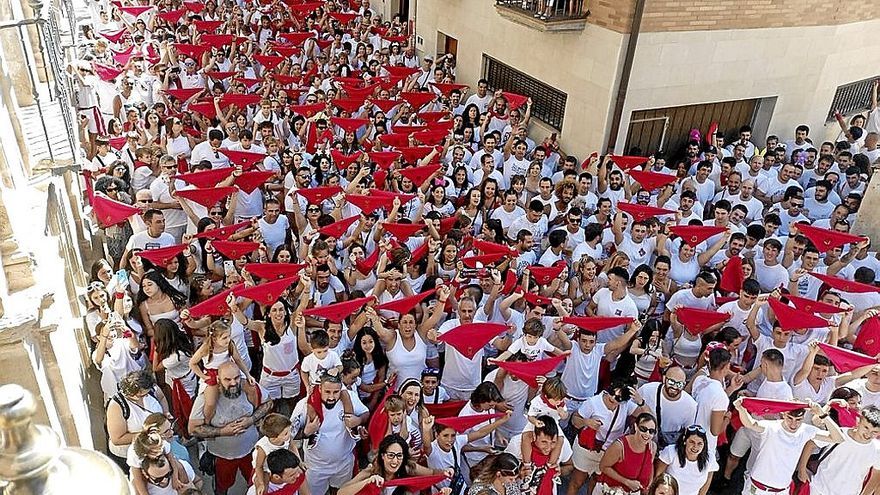 Aspecto de la calle del ayuntamiento de Los Arcos, antes del lanzamiento del cohete.