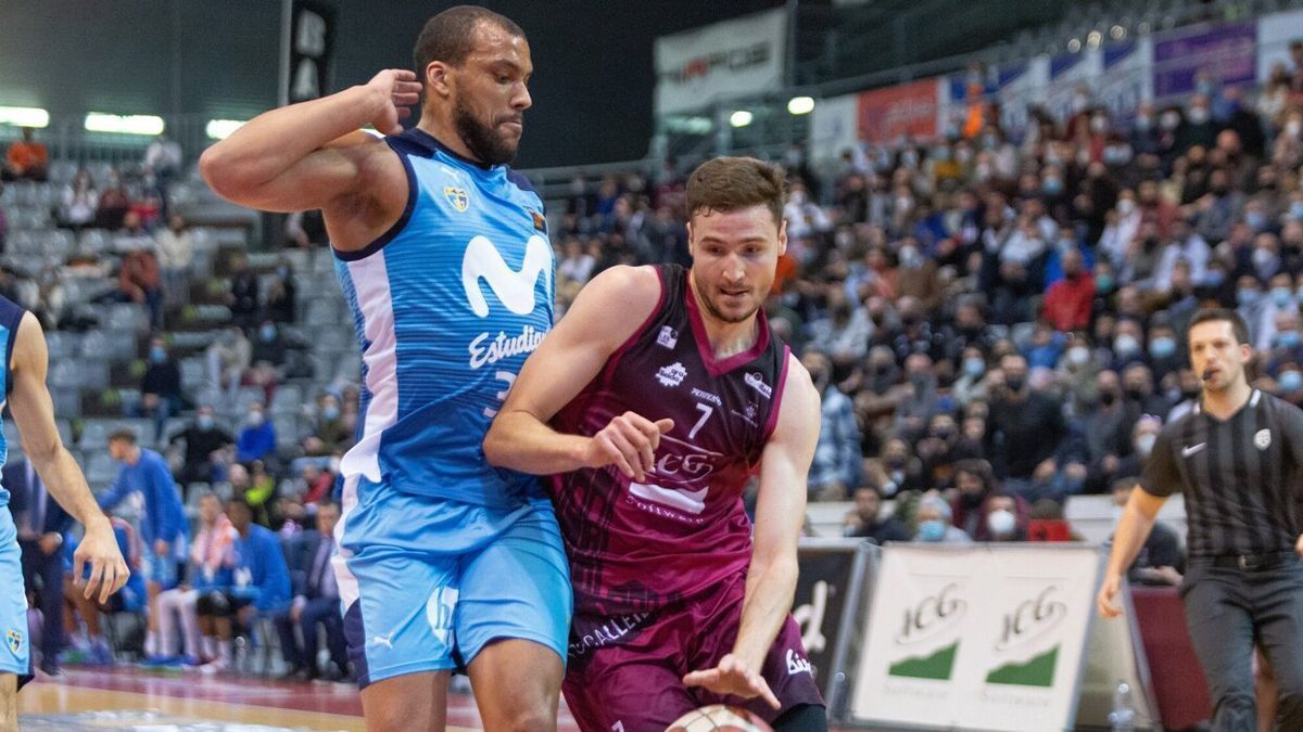 Miguel Gonz&aacute;lez controla el bal&oacute;n en un partido con el Lleida
