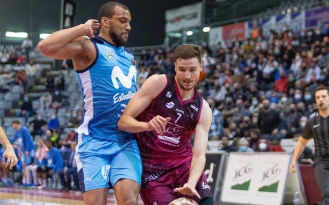 Miguel Gonz&aacute;lez controla el bal&oacute;n en un partido con el Lleida