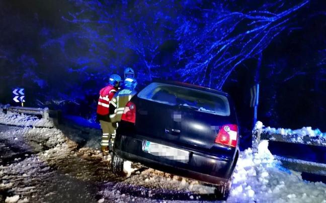 El conductor de un vehículo accidentado en la A-627 en Landa ha sido trasladado al hospital El conductor de un vehículo accidentado en la A-627 en Landa ha sido trasladado al hospital