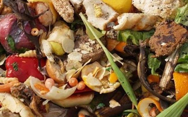 Restos de comida en la basura.