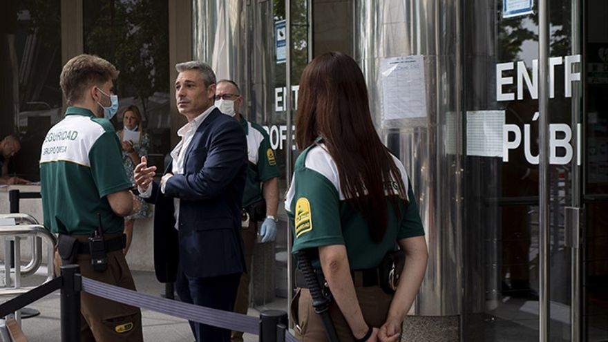 La pareja de Silvia Indalia, Daniel Puyato, a su llegada a los juzgados.