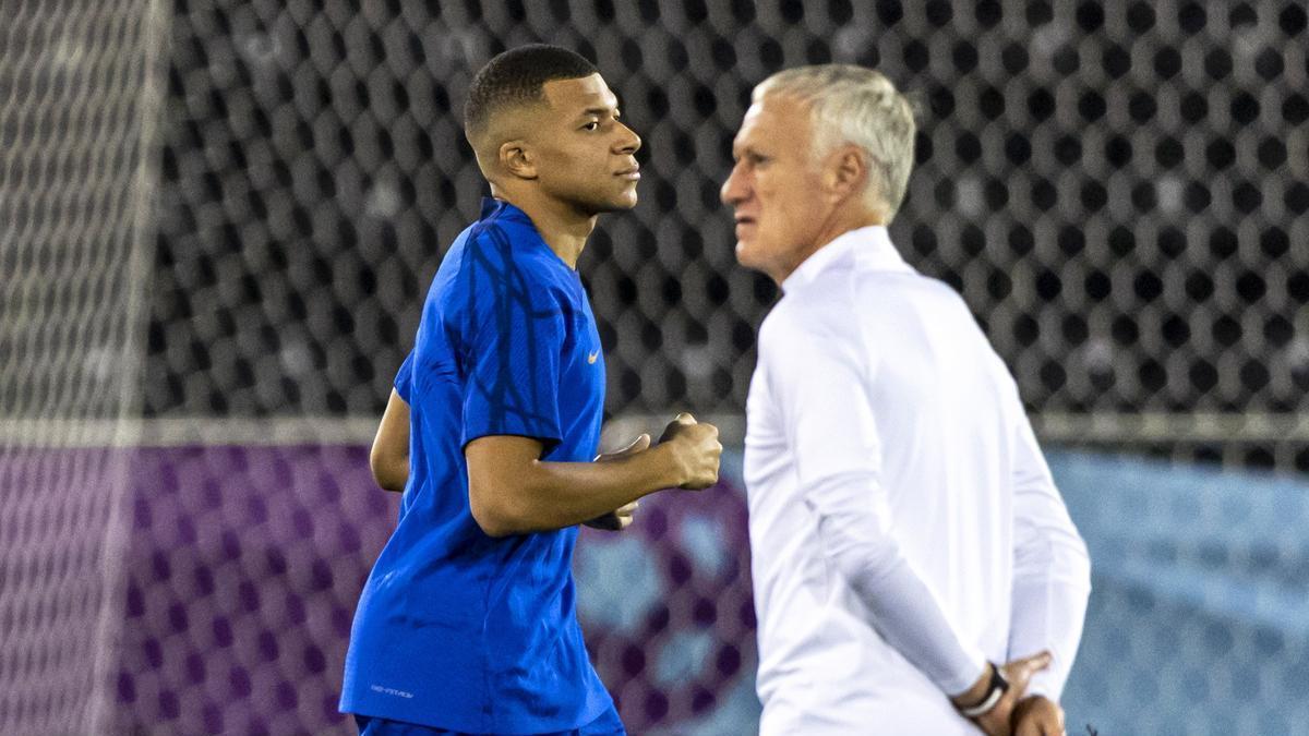 Deschamps y Mbappé, en el entrenamiento previo a la semifinal con Marruecos.