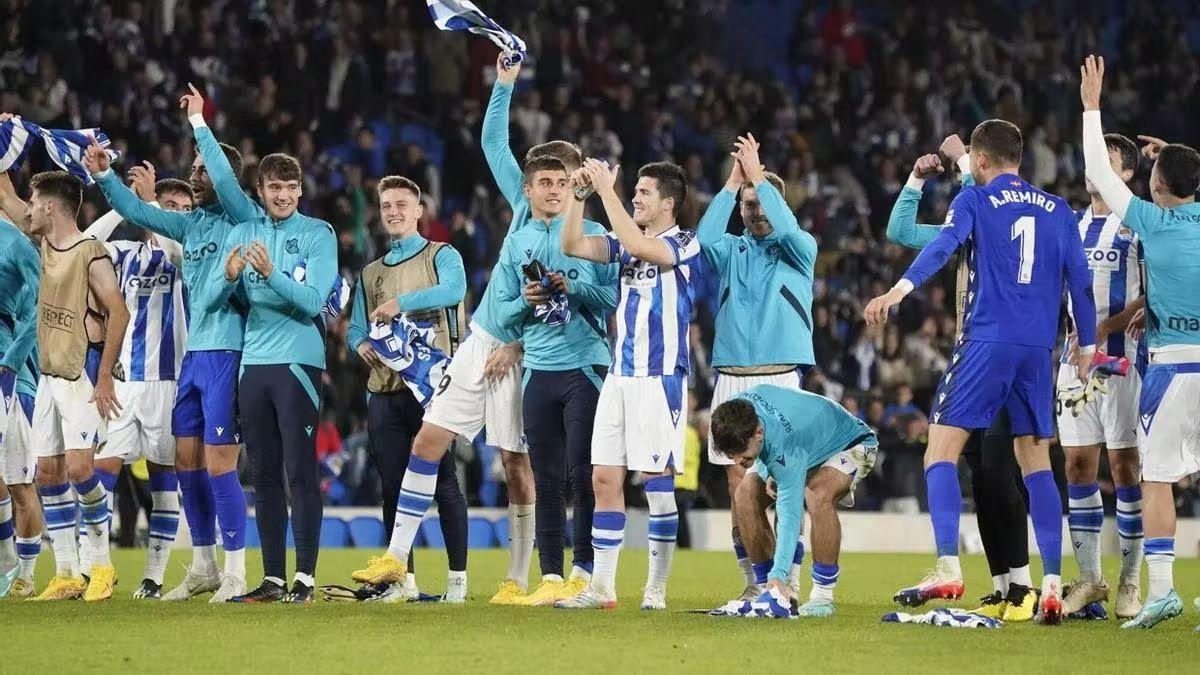 Los jugadores realistas celebran con la afición el pase a octavos de final.