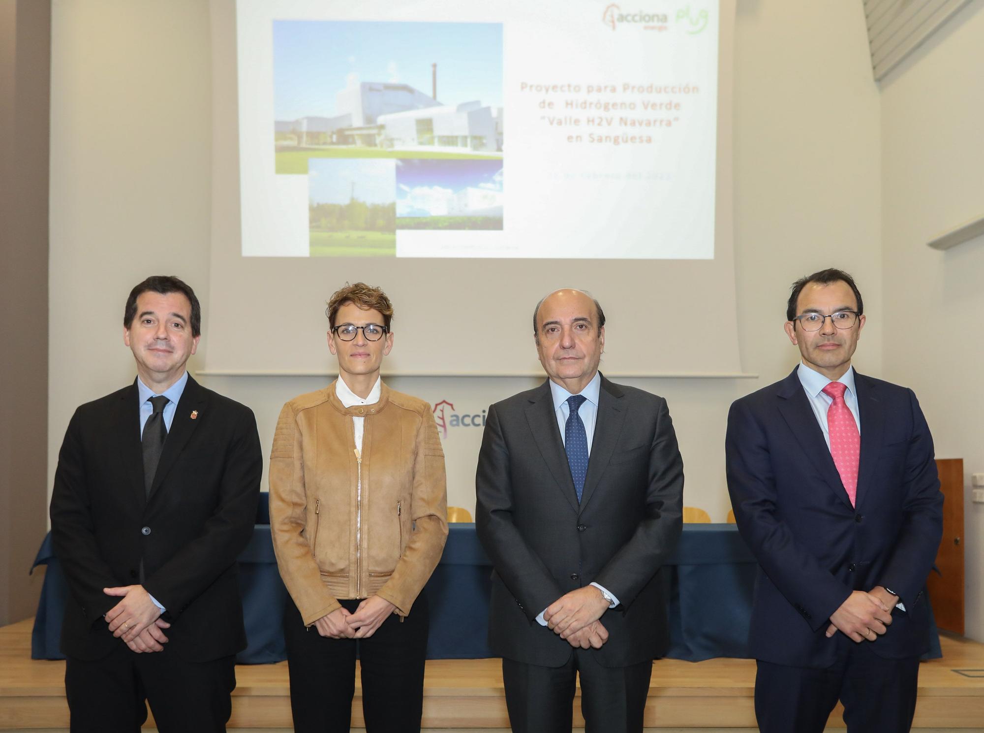 I-D: El consejero de Desarrollo Económico y Empresarial, Mikel Irujo; la Presidenta de Navarra, María Chivite; el director ejecutivo de Acciona Energía y presidente de AccionaPlug, Rafael Mateo, y el director ejecutivo de AccionaPlug, Alan Ripa.