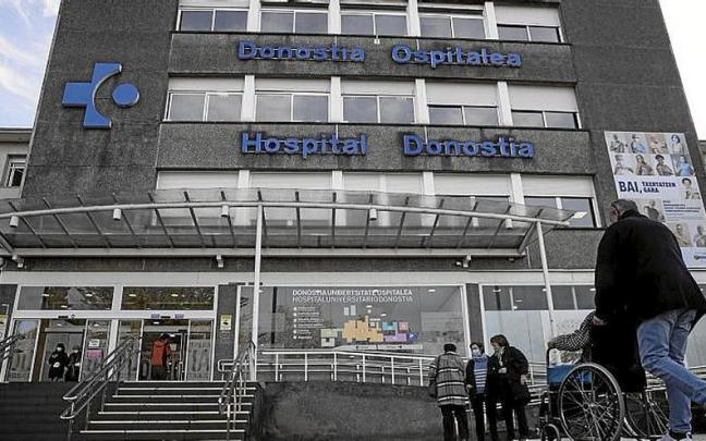 Entrada principal al hospital Donostia. | FOTO: EFE