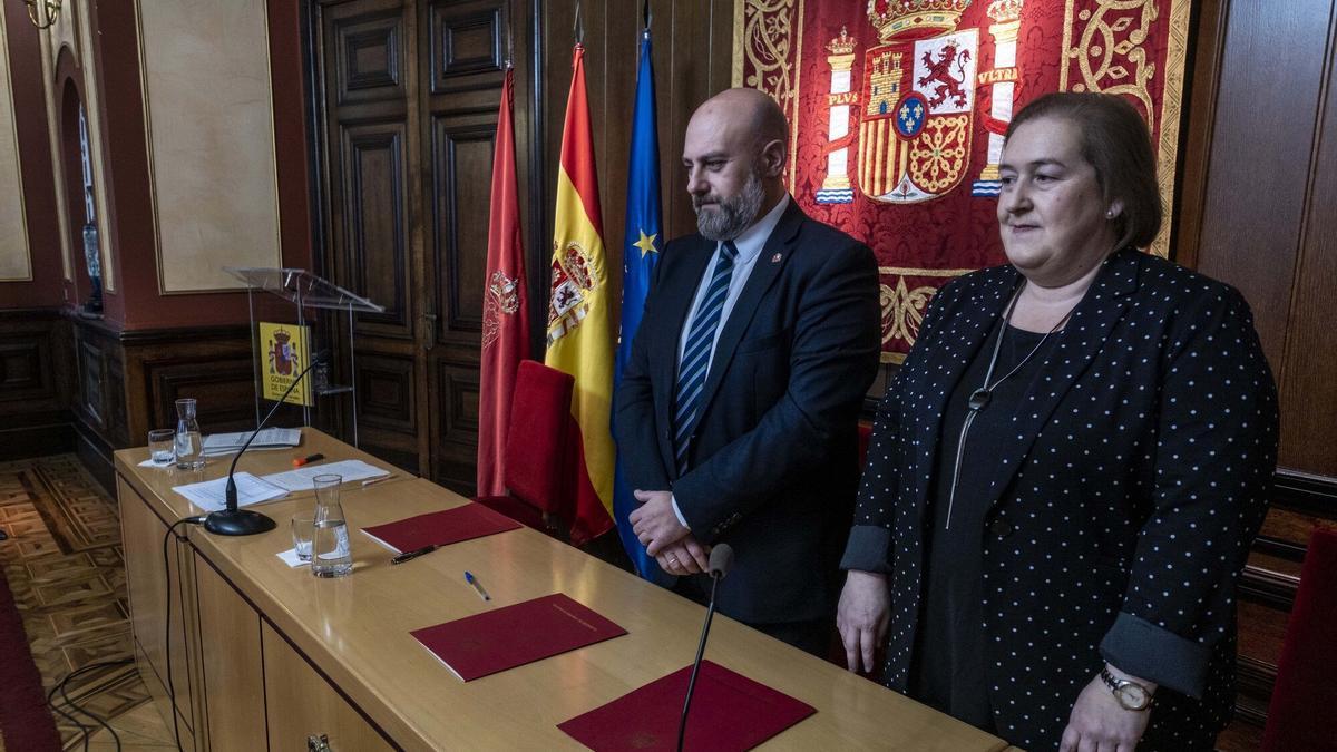 José Luis Arasti, y la presidenta del Colegio Oficial de Farmacéuticos de Navarra (COFNA), Marta Galipienzo.