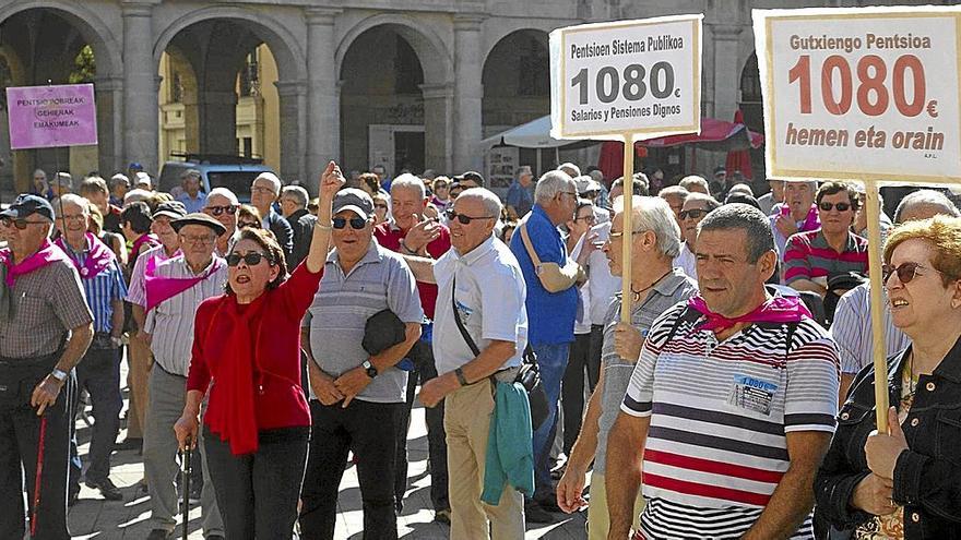 Concentración de pensionistas en la Plaza Nueva en favor de unas pensiones dignas.