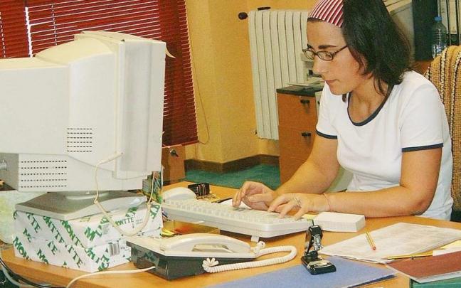 Trabajadora en una oficina Trabajadora en una oficina
