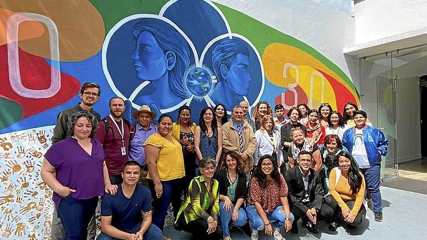 La delegación vasca, con activistas sociales, en Honduras. | FOTO: IREKIA