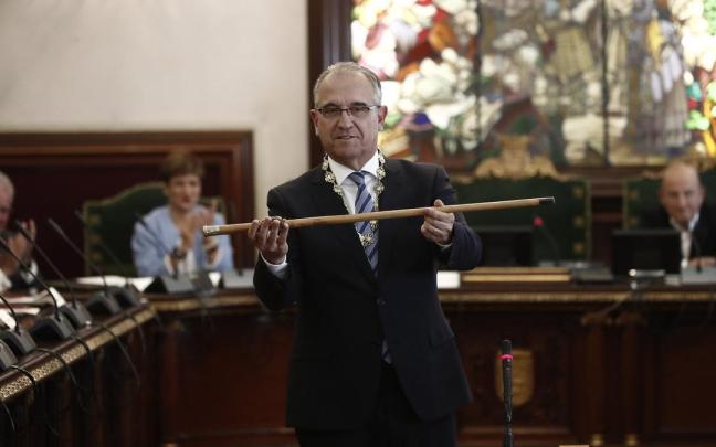 Maya, con la vara de mando, tras ser elegido en 2019 alcalde en la sesión de constitución del Ayuntamiento de Pamplona.