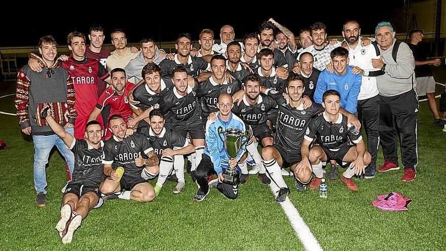 El Itaroa Huarte, con la copa de campeón de la Fase Territorial.