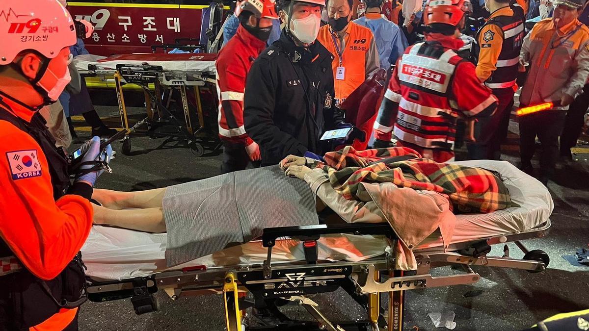 Equipos de emergencia atienden a personas heridas tras la estampida en una fiesta de Halloween