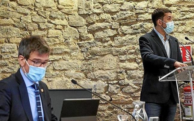 El alcalde Gorka Urtaran (i) y el portavoz de Elkarrekin Óscar Fernández (d) en el uso de la palabra durante un Pleno municipal, celebrado en Villa Suso, en época de pandemia.