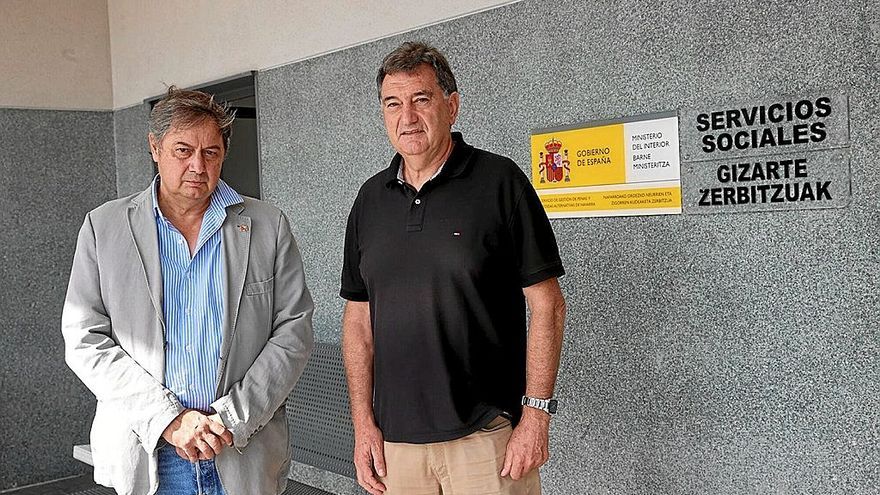 Amador Ruiz (derecha), con el antiguo director de la cárcel de Pamplona, Enrique Soto, este verano.