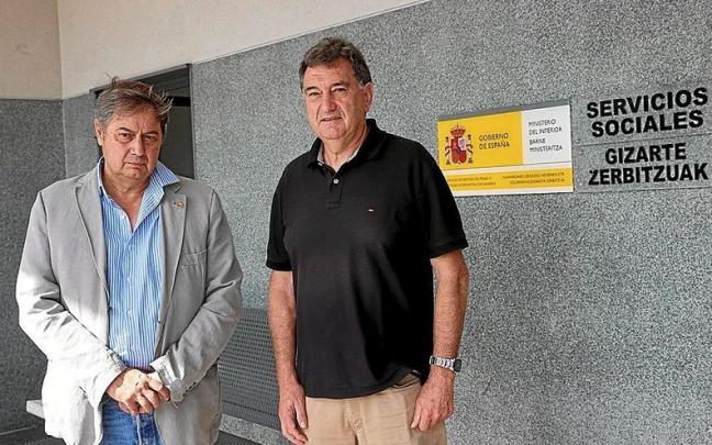 Amador Ruiz (derecha), con el antiguo director de la c&aacute;rcel de Pamplona, Enrique Soto, este verano.
