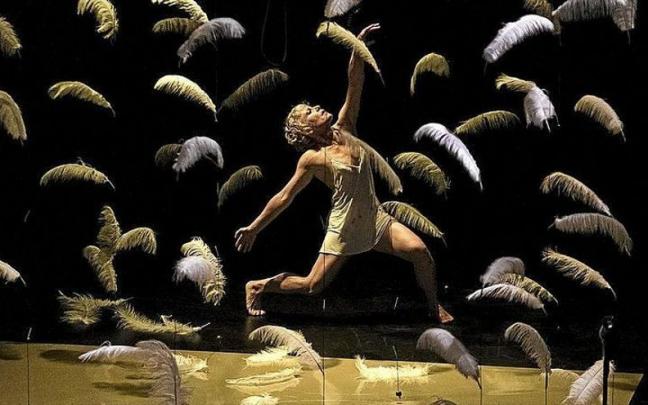 ‘Malditas plumas’, de Sol Picó. | FOTO: JORDI VIDAL