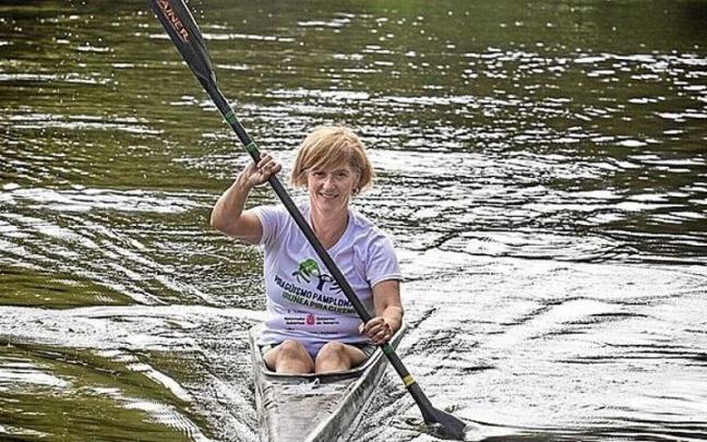 Merri Muñoz, entrenadora y monitora del Club de Piragüismo de Pamplona, ayuda a los más pequeños a iniciarse en este deporte.