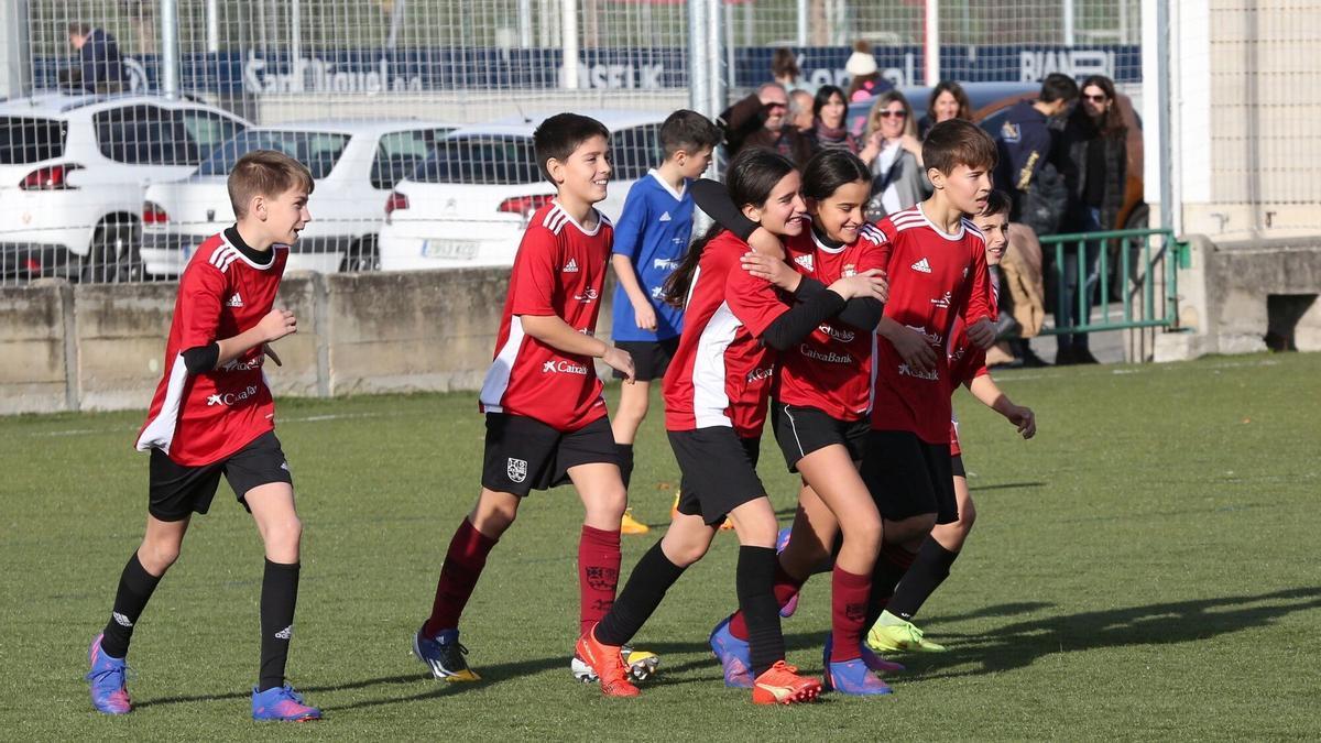 En la imagen, chicas y chicos de Puente La Reina Gares celebran uno de los 4 goles a Maristas.