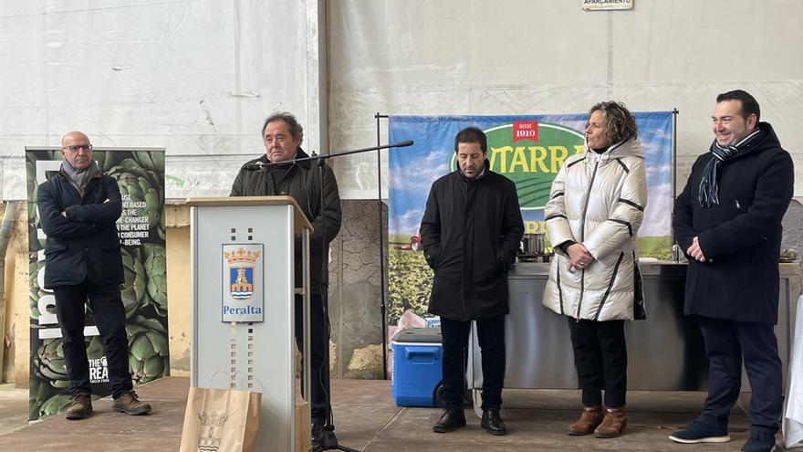 Las autoridades forales y locales y el hostelero homenajeado, sobre el escenario de la carpa