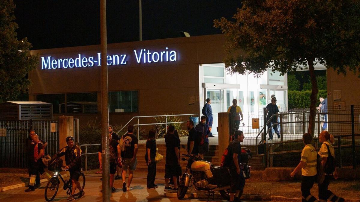 Imagen de archivo de entrada de los trabajadores de Mercedes-Benz en la planta de Vitoria.