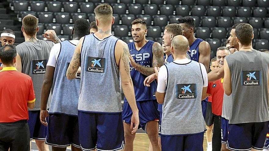 Los jugadores de la selección española de baloncesto hablan entre ellos tras terminar el entrenamiento de ayer por la mañana.