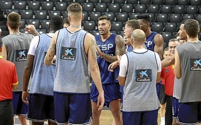 Los jugadores de la selección española de baloncesto hablan entre ellos tras terminar el entrenamiento de ayer por la mañana. Los jugadores de la selección española de baloncesto hablan entre ellos tras terminar el entrenamiento de ayer por la mañana.
