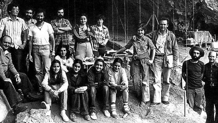 . Equipo que participó en la excavación de la cueva de Amalda en 1980, en pleno proceso de profesionalización de la entidad.