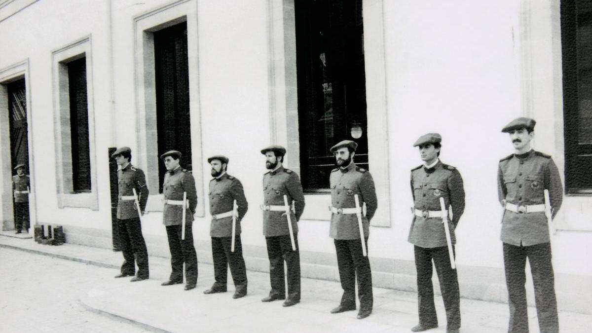 Imagen de los primeros ertzainas que protegieron la sede del Parlamento Vasco.